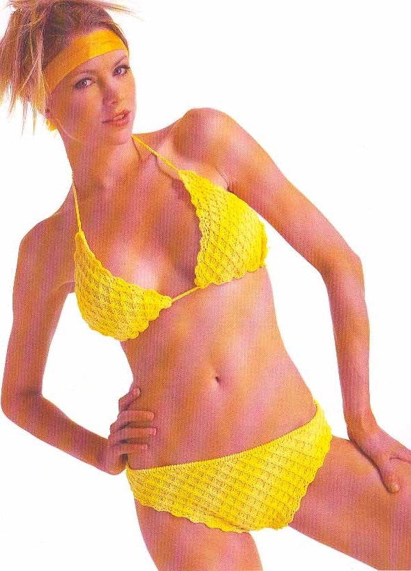 Фото желтого купальника, связанного на спицах 
